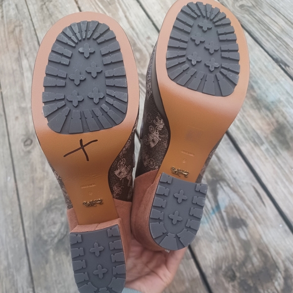 Coach Chelsea Platform Booties W/ Horse & Carriage Print - Picture 4 of 12